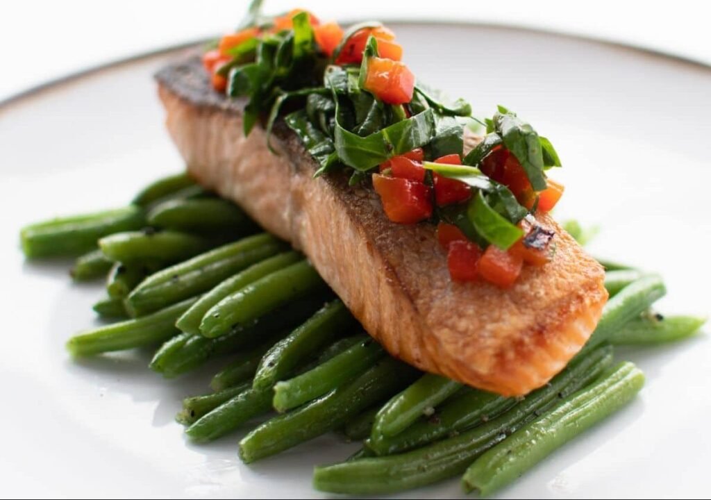 Baked salmon with green beans and roasted pepper salsa, a vibrant and healthy recipe for New Year dinners and celebrations